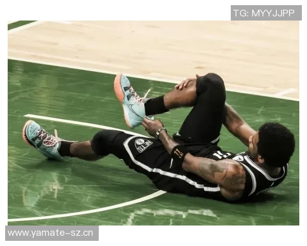 马刺队哈珀脚踝受伤佩戴保护靴拄拐杖离开球馆希望早日康复