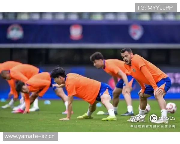 山东泰山队在武汉体育中心进行赛前踩场训练为即将到来的比赛做好准备 山东泰山队在武汉体育中心进行赛前踩场训练为即将到来的比赛做好准备