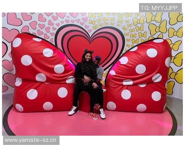 女友社媒分享与内维斯迪士尼乐园甜蜜游玩瞬间引发热议